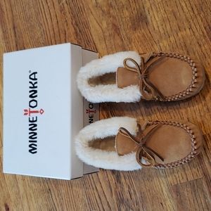 NIB Minnetonka Cinnamon Childs Charley Slipper